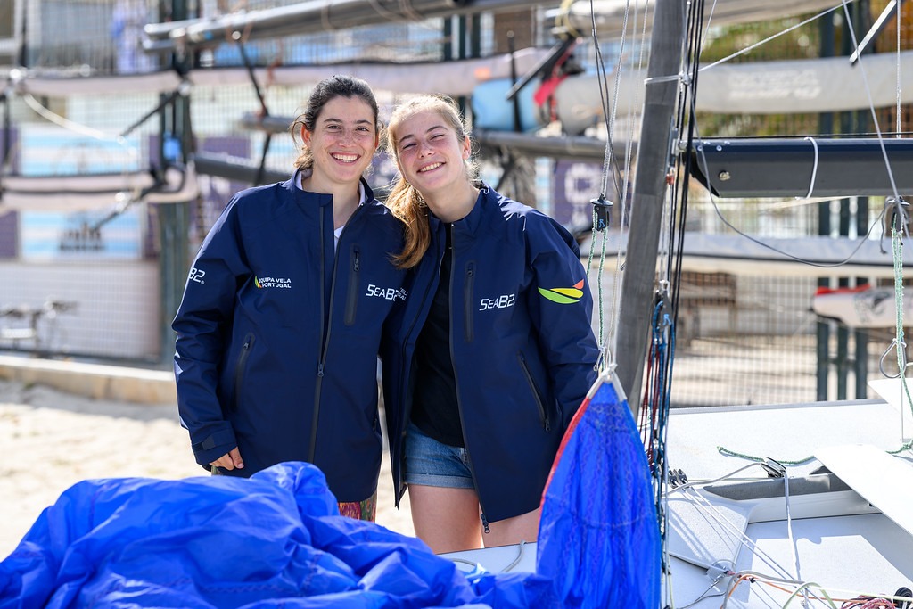 Teresa Quartin e Rita Borges sorridentes junto ao barco